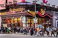 Times Square-42nd Street, New York;Anklänge an Googie und Postmoderne fügen die Station in die schillernde Kulisse des Times&nbsp;Square ein