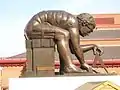 Newton (1995), im Hof der British Library, London