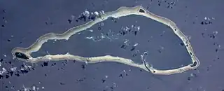 ISS-Fotomosaik des Atolls(Hauptinsel Ngatik ganz links)
