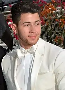 Nick Jonas spielt Renn und Brittany Snow seine ältere Schwester Leigh