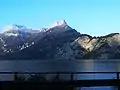 Oberbauenstock (links) und Niederbauen Kulm (Mitte) über dem Urnersee (von der Axenstrasse nach Westen)