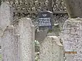 Der Gedenkstein von 1964 im Friedhof Niederhof