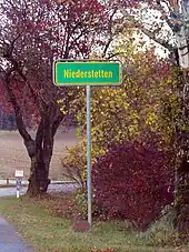 Niederstetten, Einöde auf Gmkg. Höhenrain (grüne Ortshinweistafel)