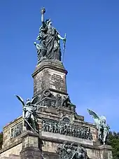 Statue mit Sockel
