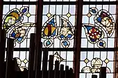 Fenster der Westfassade mit mittelalterlichen Fragmenten