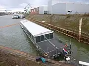 Dach der gesunkenen Pure-Liner 2 am Tag nach der Havarie bei Pegelstand 515 und einige Tage später bei Pegelstand 286; rechts zunächst noch das Schwesterschiff Pure-Liner 1.