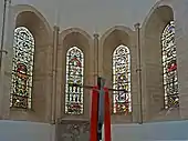 Altar und Buntglasfenster