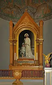 Altarretabel aus poliertem Eichenholz mit Vergoldung an den Basen, Kapitellen und Zierleisten. Das Altarbild Jesus mit Kind malte Carl Bloch 1873