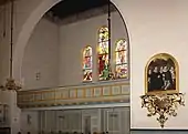 Seitenschiff-Ost mit Glasmalerei: Die Fenster mit den Motiven Judaskuss, Kreuzigung und Auferstehung sind von 1949 und durch eine Sammlung in der Kirche finanziert