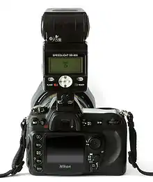 Rückseite des SB-800 auf einer Nikon D200