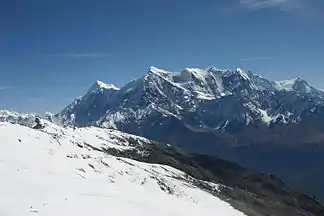 Blick von Nordosten auf Tilicho Peak, Nilgiri-Nord, -Mittel und -Süd, sowie dahinter Annapurna, Fang und A. Süd