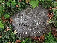 Julius Schwabe-Sämmer (1892–1980) Symbolforscher, Übersetzer. Nina Schwabe-Sämmer (18. Oktober 1904; † 7. November 1999), Gisela Julia Schwabe (* 8. August 1929; † 24. Dezember 2013). Grab Wolfgottesacker in Basel