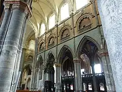 Zonen der Stiftskirche: große Arkaden, Triforium ohne Zugang und hohe Fenster.