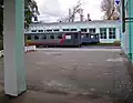 Geschlossene Personenwagen an der Station Rodina