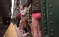 Teilnehmer warten auf die U-Bahn in New York, 2016