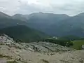 In der Mitte im Tal und am rechten Bildrand ist die Straße zu sehen, links hinten die Schiestelscharte