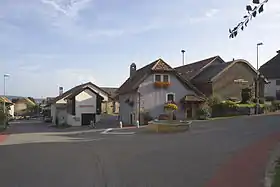 Der Dorfplatz mit Dorfbrunnen