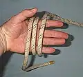Man klemmt die laufende Part mit dem Daumen fest und wickelt die stehende Part drei Mal um die Hand