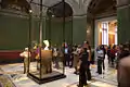 Nofretete-Büste im neuen Ausstellungsraum (Nordkuppelsaal des Neuen Museums, Berlin)