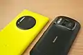 Das Nokia 808 PureView (rechts) neben seinem Nachfolger, dem Lumia 1020
