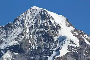 Nollengletscher (rechts der Bildmitte) am Nordwestbollwerk des Mönchs 4107 m ü. M. von der Grütschalp 1486 m ü. M. aus gesehen.