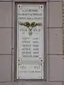 Eine der beiden Gedenkplatten