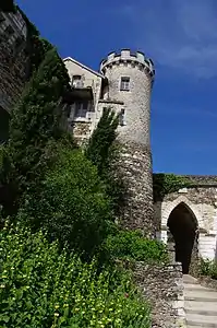 Neuerer Rundturm auf den Fundamenten der alten Festung