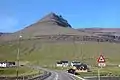Norðdepil mit dem 755&nbsp;m hohen Lokki im Hintergrund.