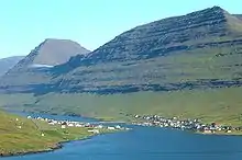 Norðdepil (links) und Hvannasund (rechts) sind durch einen Damm verbunden. Im Hintergrund die mächtigen Berge auf Viðoy.