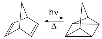 Reaktion von Norbornadien zu Quadricyclan:Hinreaktion durch Energiezufuhr aus UV-Licht hν und Rückreaktion durch Temperaturerhöhung Δ