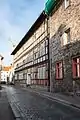 Blick in die Waisenstraße, Teilansicht Nordflügel, das Fachwerkhaus dahinter war das ehemalige Waisenhaus