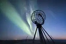 Aurora Polaris hinter dem Globus des Nordkap