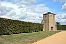 Nachbildung der Stadtmauer durch eine Hecke
