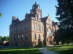 Das Norman County Courthouse in Ada, seit 1983 im NRHP gelistet