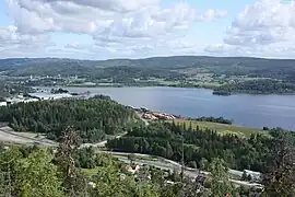Nordwestliches Ende des Bollstafjärden, links der Hafen Bollstabruk und die Ytterlännäs-Kirche