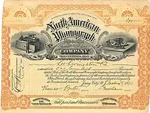 Aktie der North American Phonograph Company, ausgestellt am 14. März 1893 in Jersey City, N.J., im Original unterschrieben von Thomas Alva Edison als Präsident. Die Abbildung links zeigt einen Edison Class M Electric Phonographen, rechts ist ein treadle Phonograph Modell B der American Graphophone Company von 1888 für Wachszylinder zu sehen.