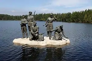 Skulpturengruppe am See Samji