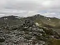 Der Cairn auf dem Nordgipfel des Càrn nan Gobhar, im Hintergrund der Sgùrr na Lapaich
