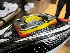 Speedplay-Cleat (oben) auf Adapterplatte (rot)
