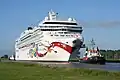 Norwegian Jewel während der Emsüberführung bei Leer (Ostfriesland) am 25.&nbsp;Juni 2005