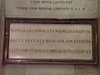 Votivtafel in Notre-Dame-des-Victoires, Paris; dreisprachig griechisch-lateinisch-französisch