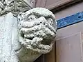 Fratze am Portal