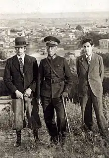 Hayrullah mit seinen zwei Söhnen Nusret Fişek und Hicri Fişek in Edirne 1933.