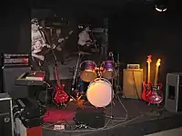 Das Bild im Hintergrund zeigt die Band Renft 1996 beim Dorfrock in Schmadebeck