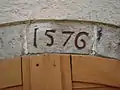Datierung am Torbogen zum Keller