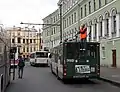 Obus-Fahrerin beim Schleif­kohlen­tausch