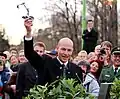 Thomas Kiechle hält einen Miniaturbagger als Erinnerung an den Spatenstichunfall von Minister Herrmann hoch. Kurze Zeit später übergab er diesen an den Minister.