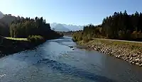 Oberes Illertal nach Norden etwa bei Flusskilometer&nbsp;15. Links oben die Burgkirche Schöllang, rechts auf dem Damm der Iller-Radweg