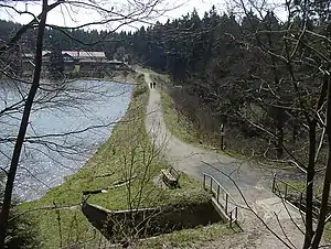 Dammbauwerk des Oberen Grumbacher Teiches, Ansicht von Norden