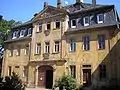 Noch unsaniertes Gebäude auf dem Schloss